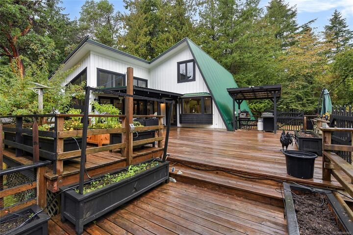 Property Photo: 505 Bayview Dr BC V0N 2J1