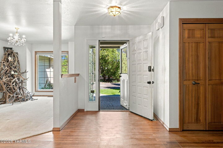 Property Photo: 20 Estate Way WA 98908