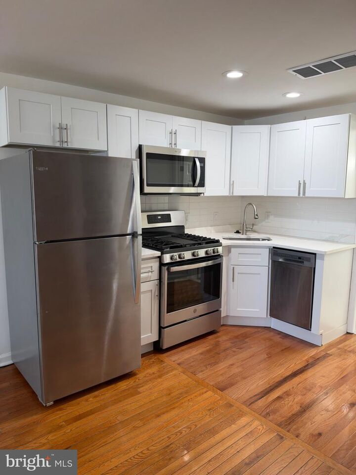 Property Photo:  