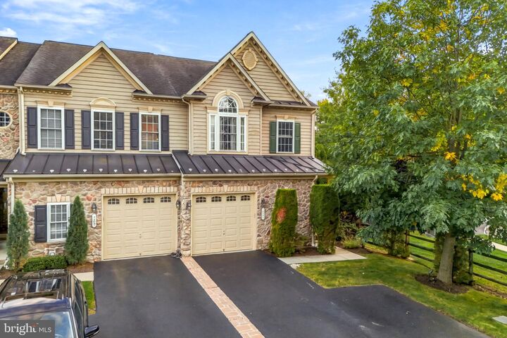 Property Photo: 371 Village Way PA 18914