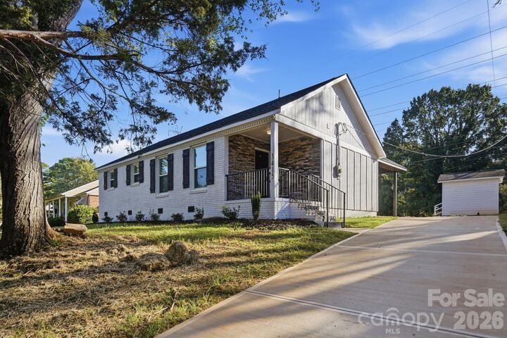 Property Photo: 3228 Barfield Drive NC 28217