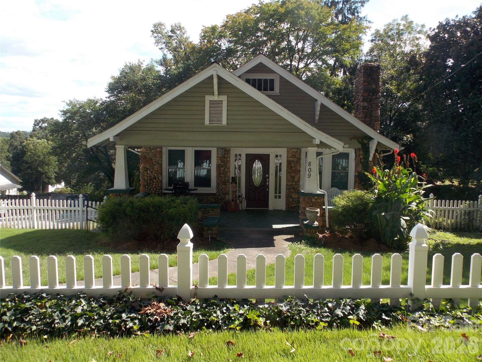 Property Photo: 809 Grove Avenue NC 28645