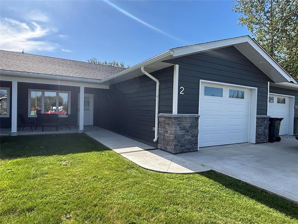 Property Photo:  807 Young Street  MB R0K 1G0 