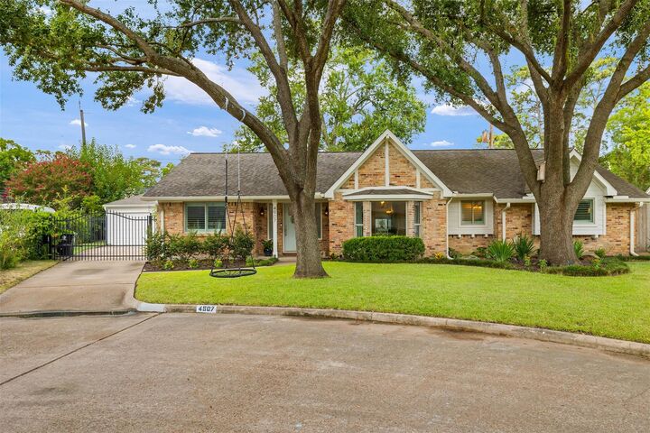Property Photo:  4907 Golf Drive  TX 77018 