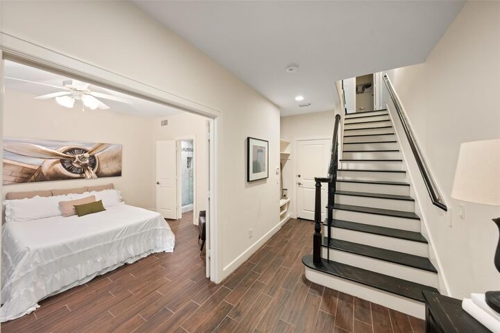 Property Photo:  562 Bomar Street  TX 77006 