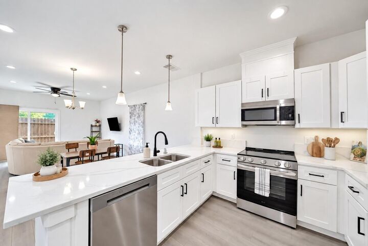 Property Photo:  4011 King Street  TX 77026 