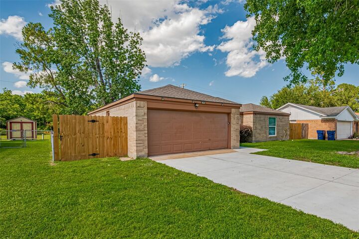 Property Photo: 7926 Jonquil Drive TX 77591