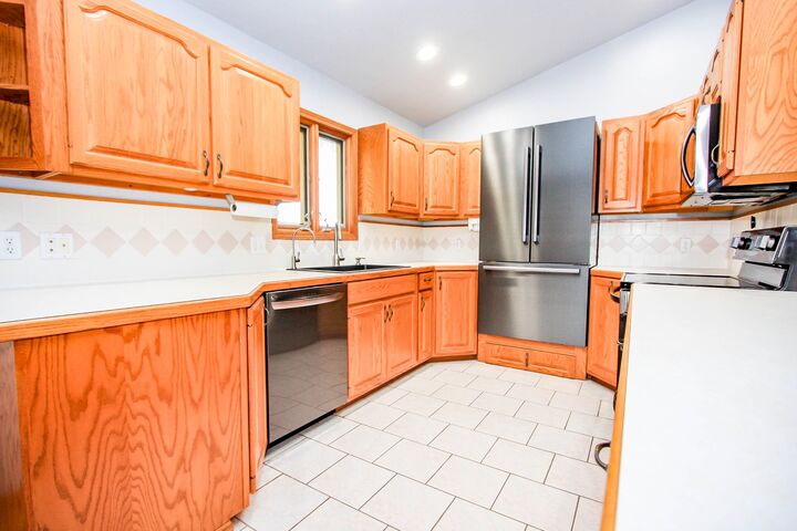 Property Photo: 1010 Lakeview Blvd NE 69101