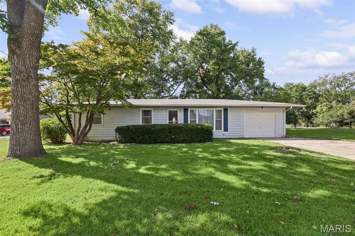 Property Photo:  211 Edding Lane  IL 62208 