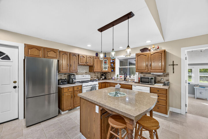 Property Photo:  913 E High Street  MI 48838 