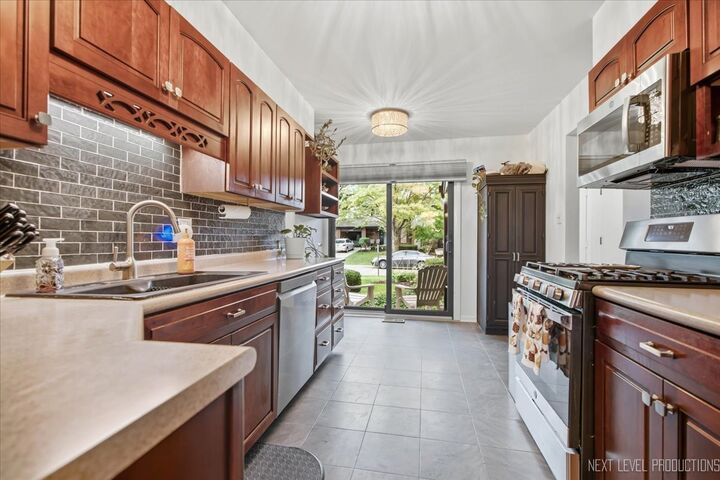 Property Photo:  1251 Croydon Court  IL 60189 
