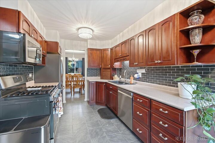 Property Photo:  1251 Croydon Court  IL 60189 
