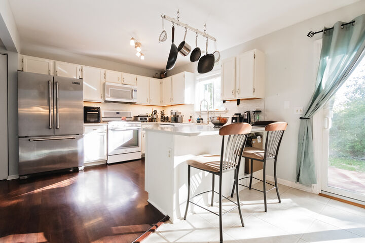 Property Photo: 821 E Saratoga Circle IL 60042