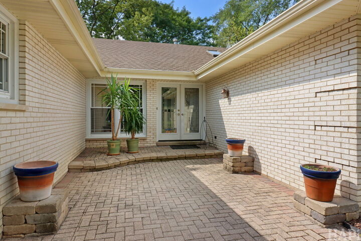 Property Photo:  994 Commonwealth Court  IL 60010 