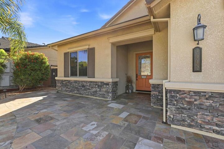 Property Photo:  