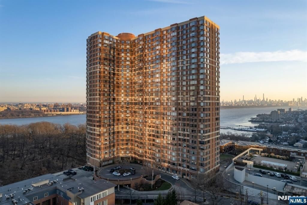 Property Photo:  100 Old Palisade Road 1801  NJ 07024 