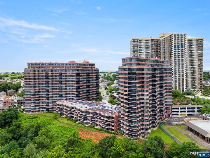Property Photo:  100 Carlyle Drive Villa P- 6  NJ 07010 
