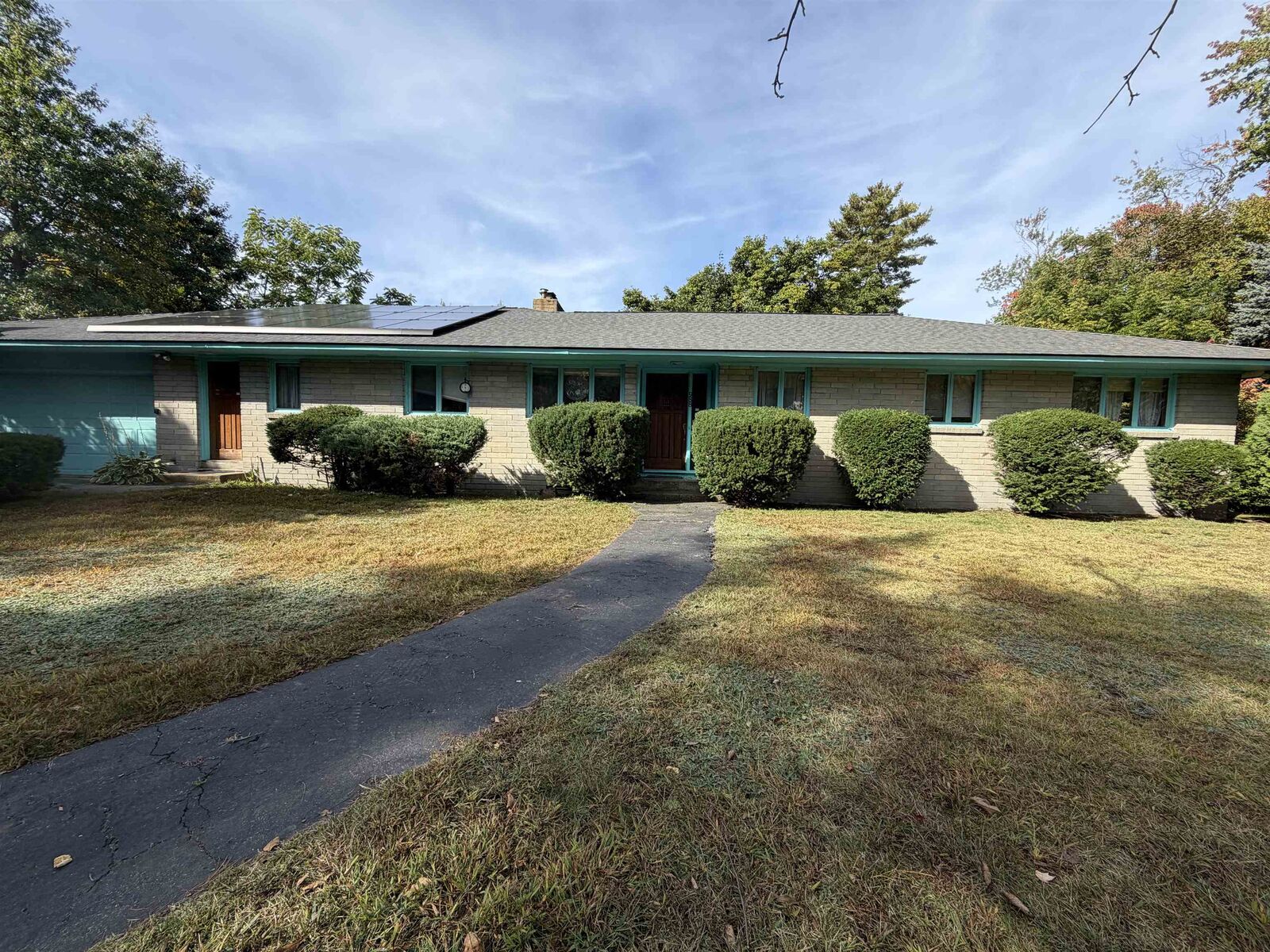 Property Photo: 988 Mammoth Road NH 03104