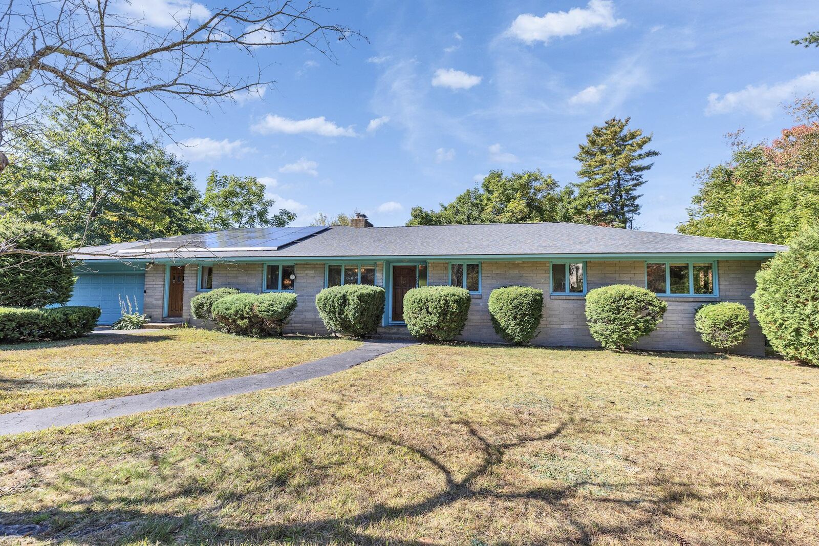Property Photo:  988 Mammoth Road  NH 03104 