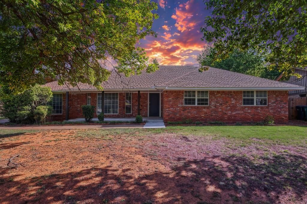 Property Photo: 2813 NW 117th Street OK 73120