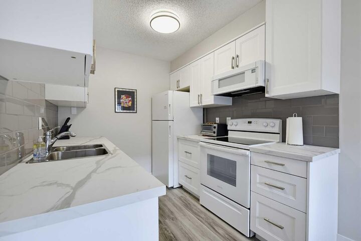 Property Photo:  617 56 Avenue SW 201  AB T2V 0G9 