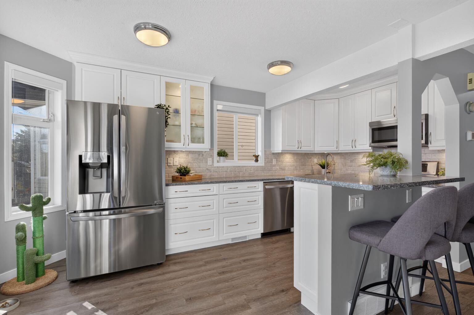 Property Photo:  567 Edmonton Trail NE 9  AB T4B 2L4 