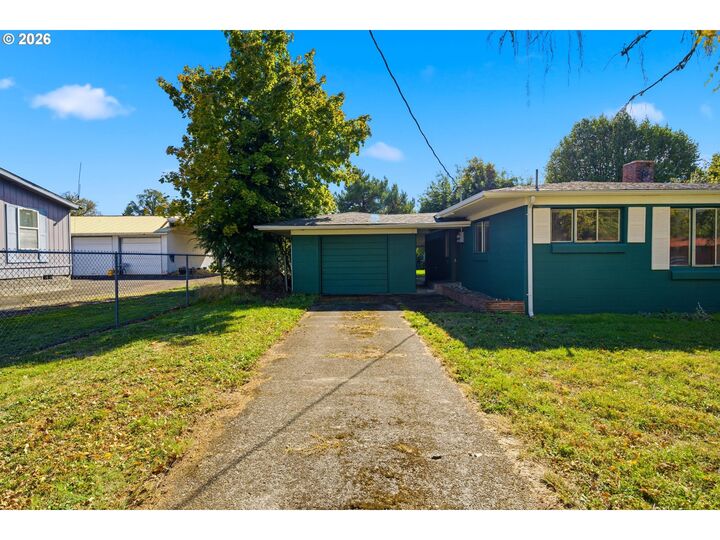 Property Photo:  348 NW Yamhill St  OR 97378 