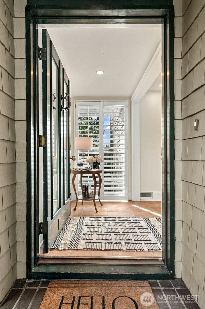 Property Photo:  915  11th Avenue E  WA 98102 