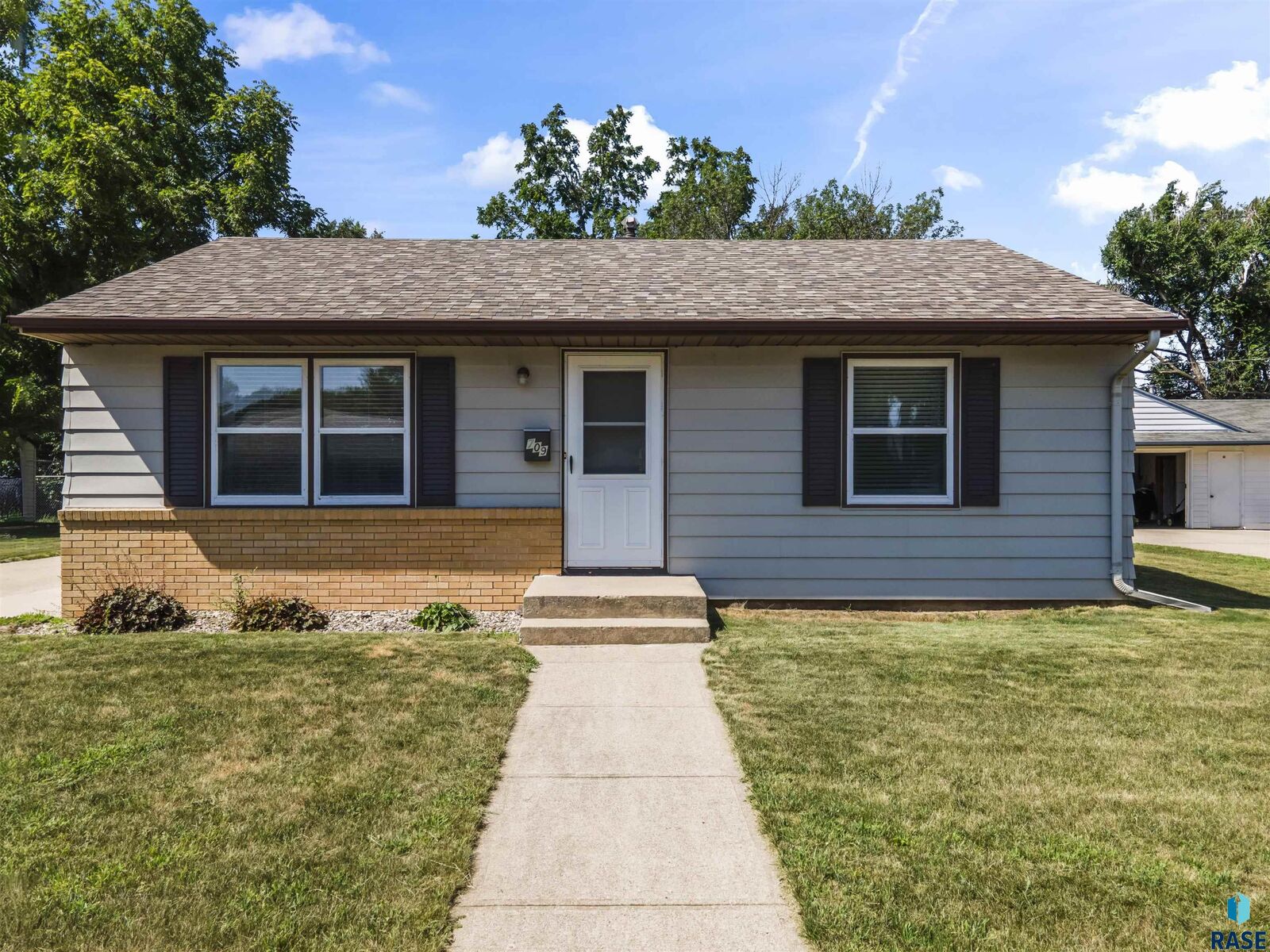 Property Photo:  709 N Leadale Ave  SD 57103 