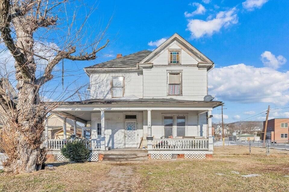 Property Photo: 105 N Lexington Ave VA 24426