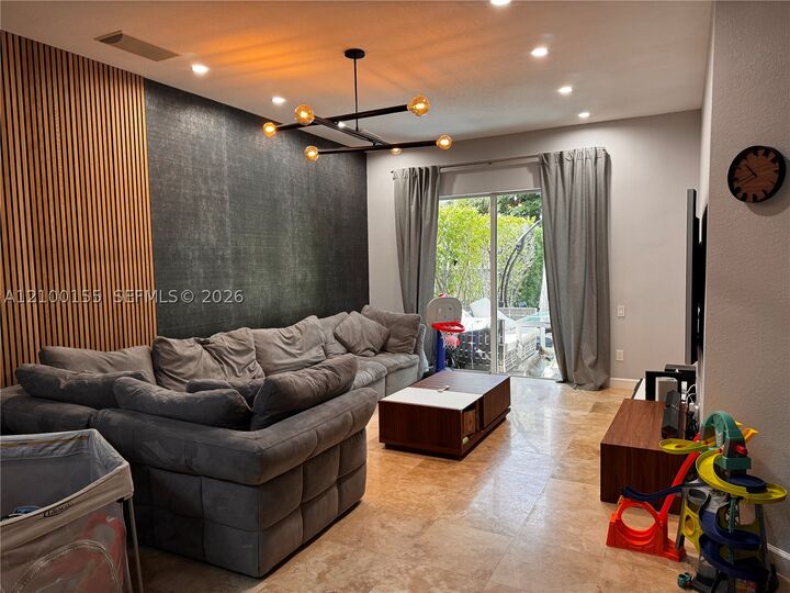 Property Photo: 876 W Spinnaker Dr W FL 33019