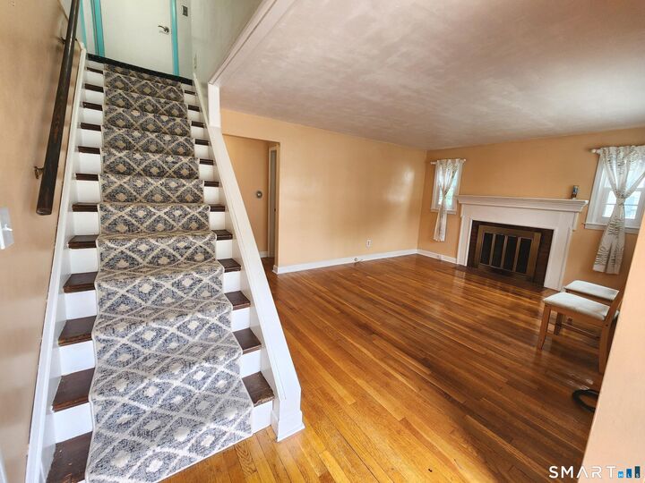 Property Photo:  20 Victoria Road  CT 06040 
