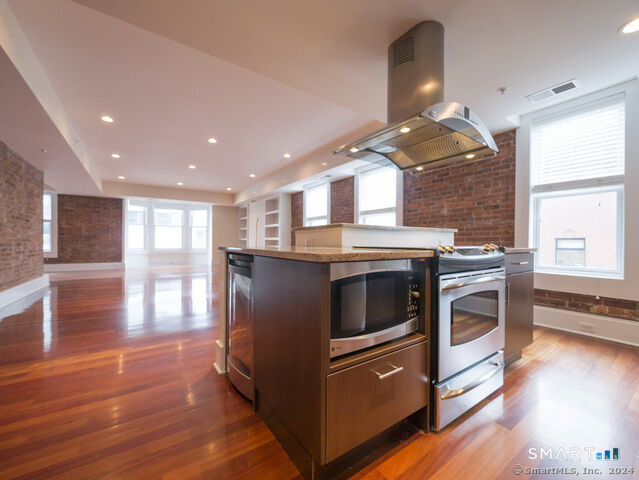 Property Photo: 116 Crown Street 3A CT 06510