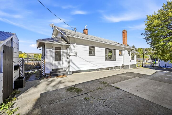 Property Photo:  804 S Main St  WA 99111 