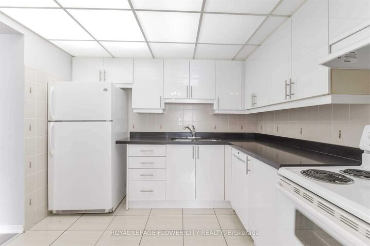 Property Photo: 115 Hillcrest Avenue 1709 ON L5B 3Y9