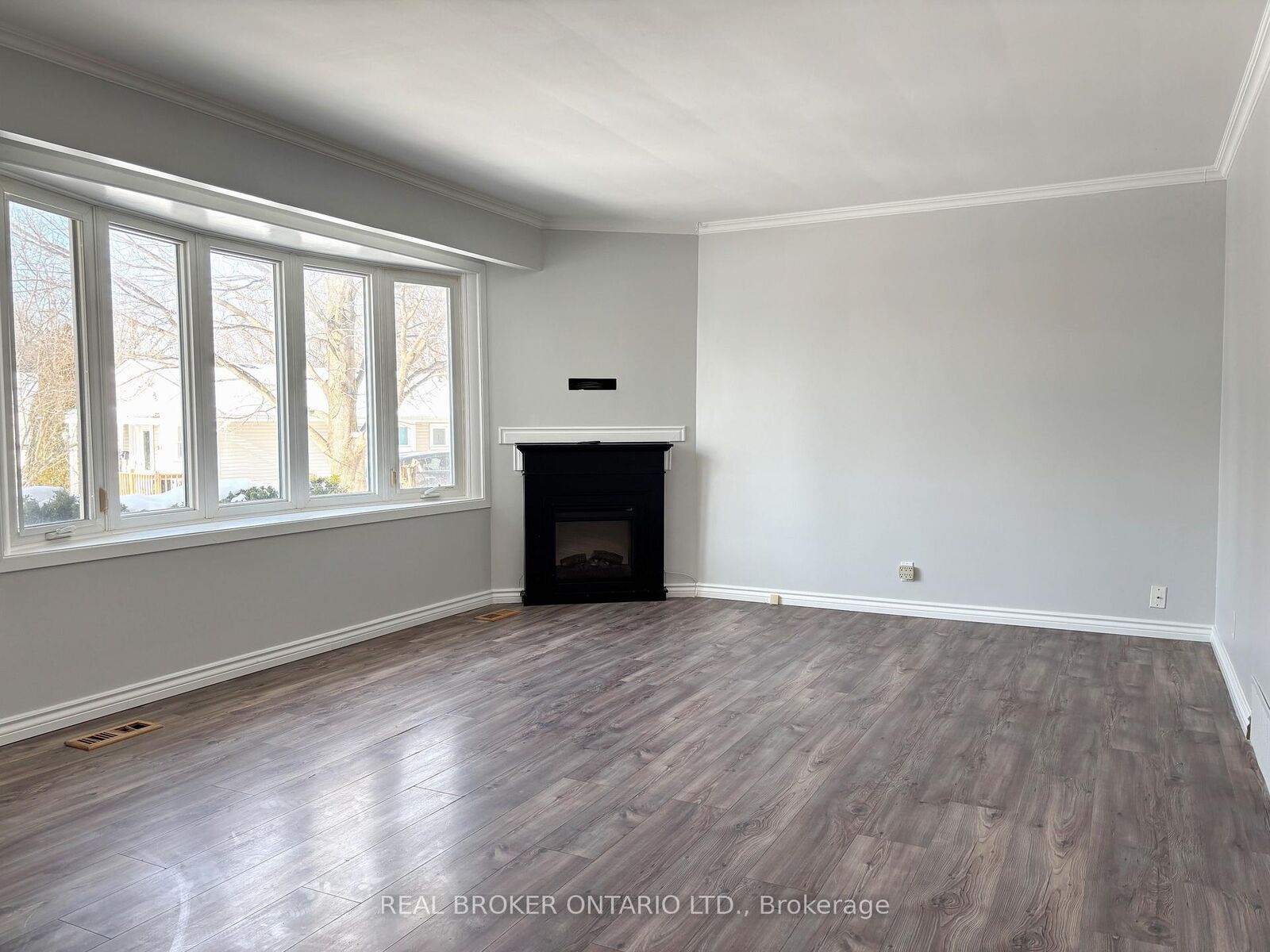 Property Photo:  327 Dover Street Main Fl  ON L1G 6G7 