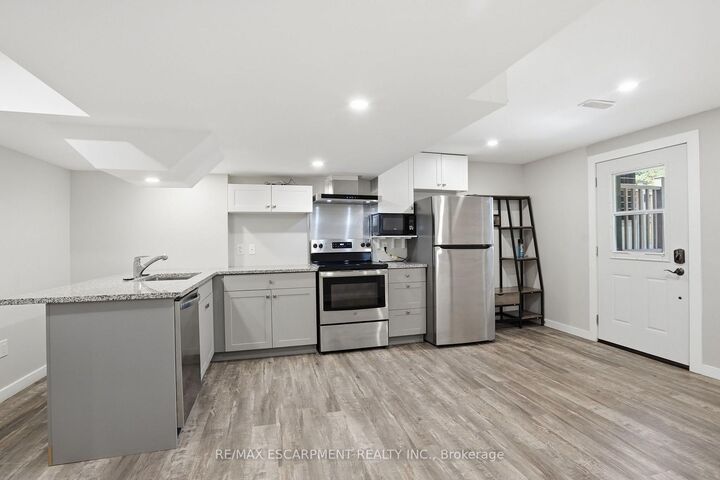 Property Photo:  43 Fleming Crescent Lower  ON N3W 0C3 