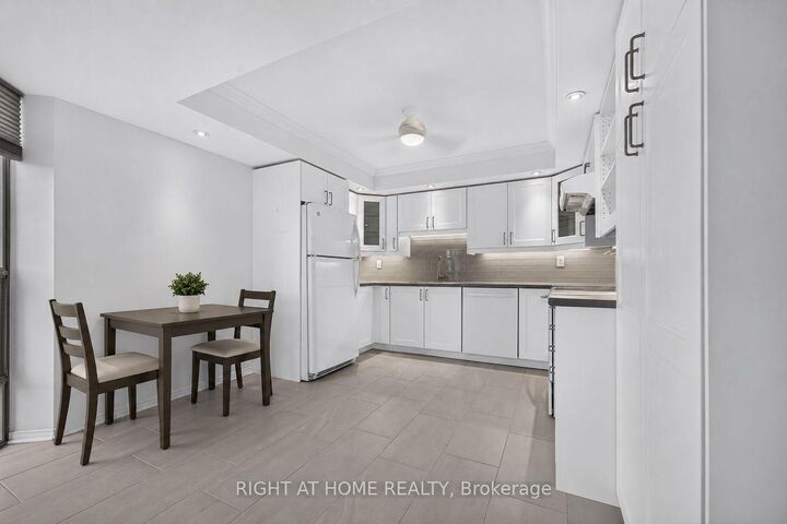 Property Photo:  5080 Pinedale Avenue 306  ON L7L 5V7 
