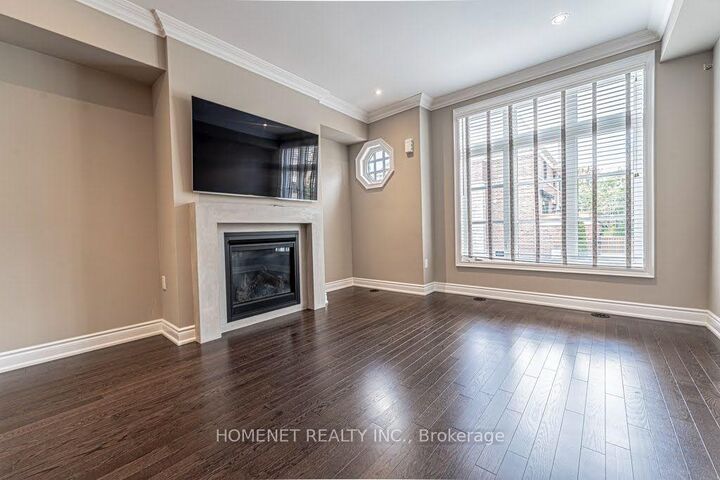 Property Photo:  2058 Queensborough Gate  ON L5M 0X9 