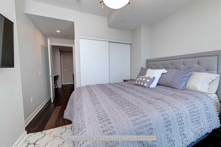 Property Photo:  115 Blue Jays Way 4102  ON M5V 0N4 