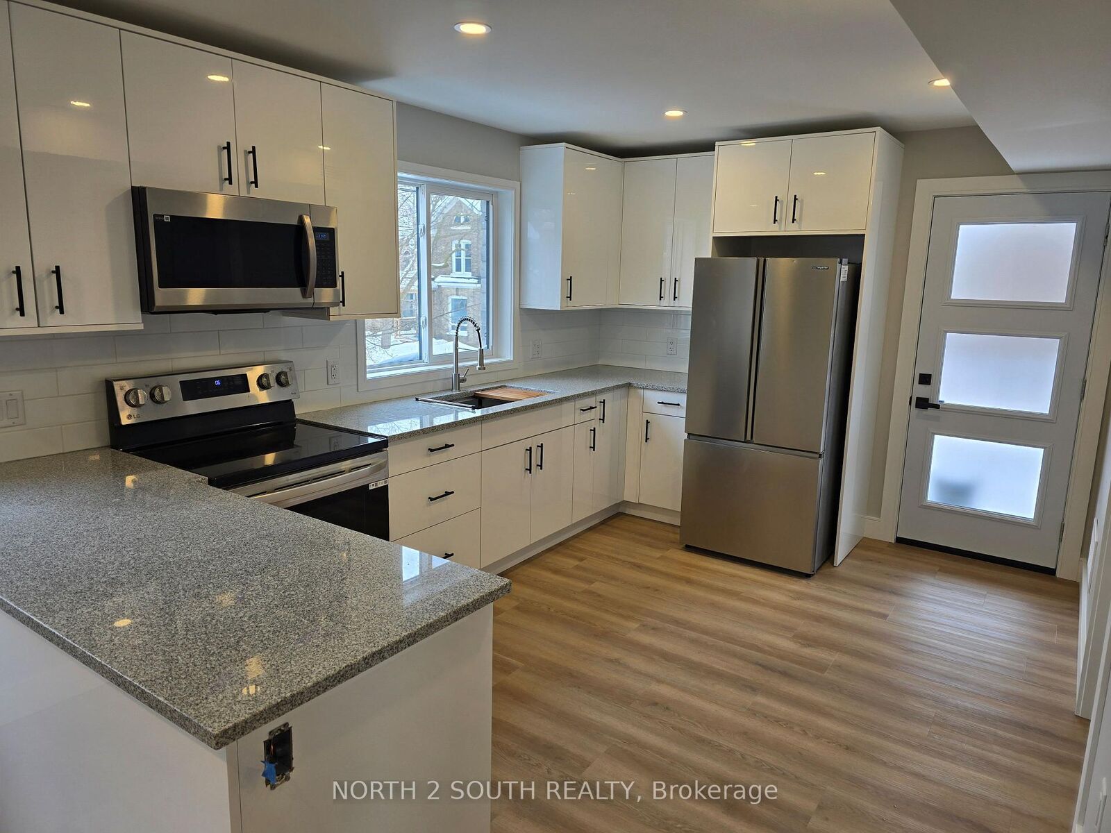 Property Photo:  241 Darling Street 1  ON N3S 3X3 