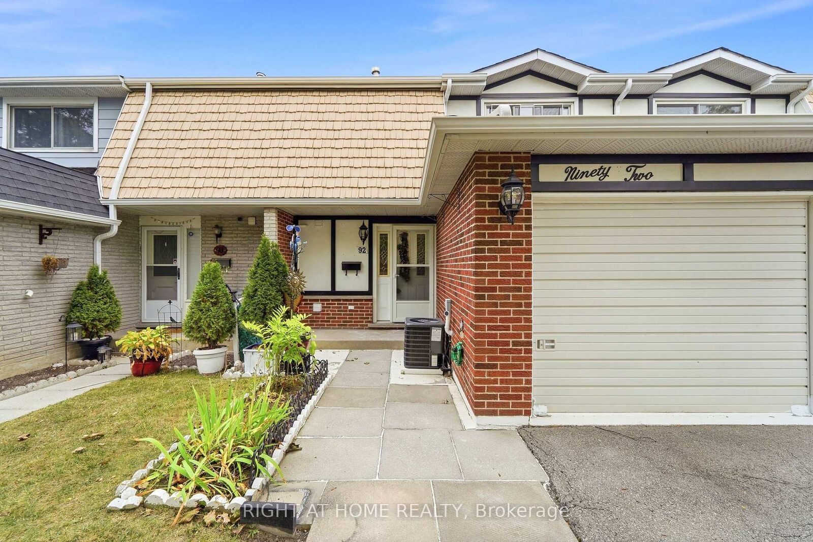Property Photo:  92 St Andrews Drive 92  ON L8K 6H4 