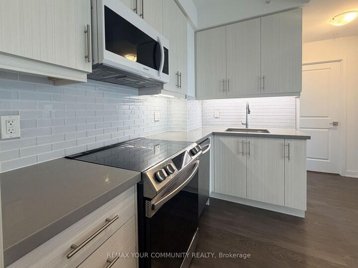 Property Photo:  75 Oneida Crescent 1809  ON L4B 0A6 