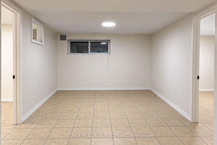 Property Photo:  468 Windhurst Gate #2bed Bsmnt  ON L4C 2V4 