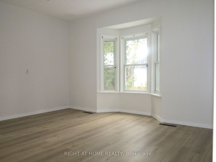 Property Photo:  129 Walnut Street  ON N6H 1A5 