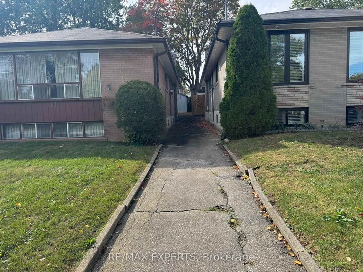 Property Photo:  16 Bridgenorth Crescent  ON M9V 2M3 