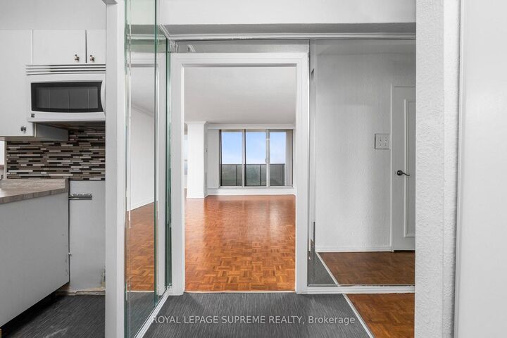 Property Photo:  85 Emmett Avenue 2409  ON M6M 5A2 