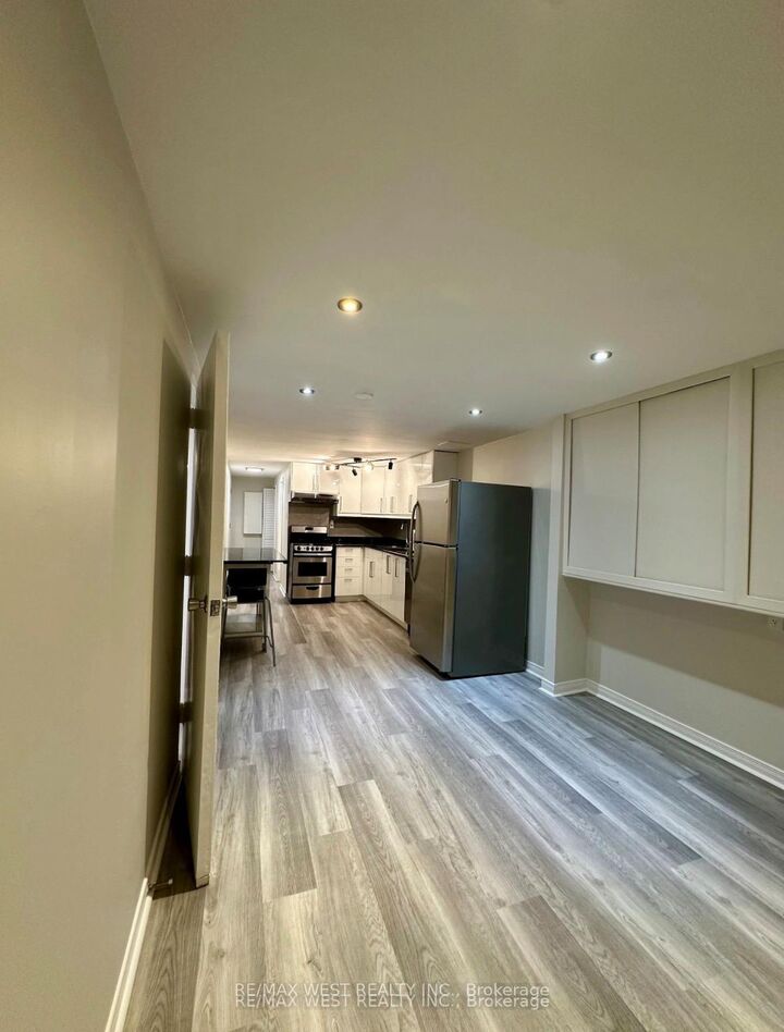 Property Photo:  13 Sorauren Avenue Bsmt  ON M6R 2C6 