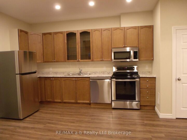 Property Photo:  350 Dundas Street 5  ON N4S 1B4 