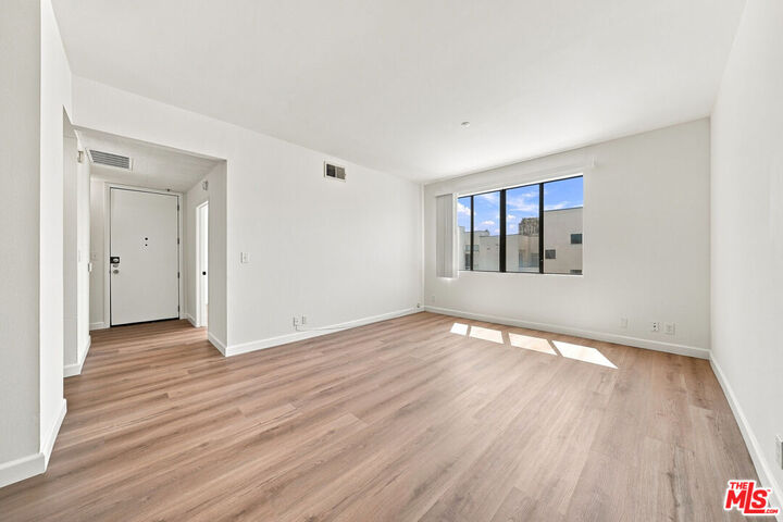 Property Photo: 533 S St Andrews Pl, Unit 404 CA 90020